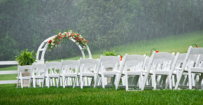 one of the main disadvantages of outdoor wedding is unexpectedly rain